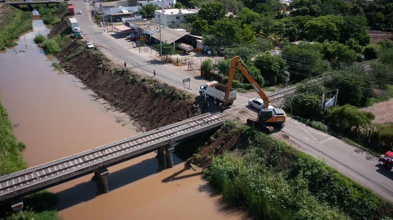 Secretaría de Obras y Servicios Públicos, continua con limpieza de canales y arroyos en Culiacán.