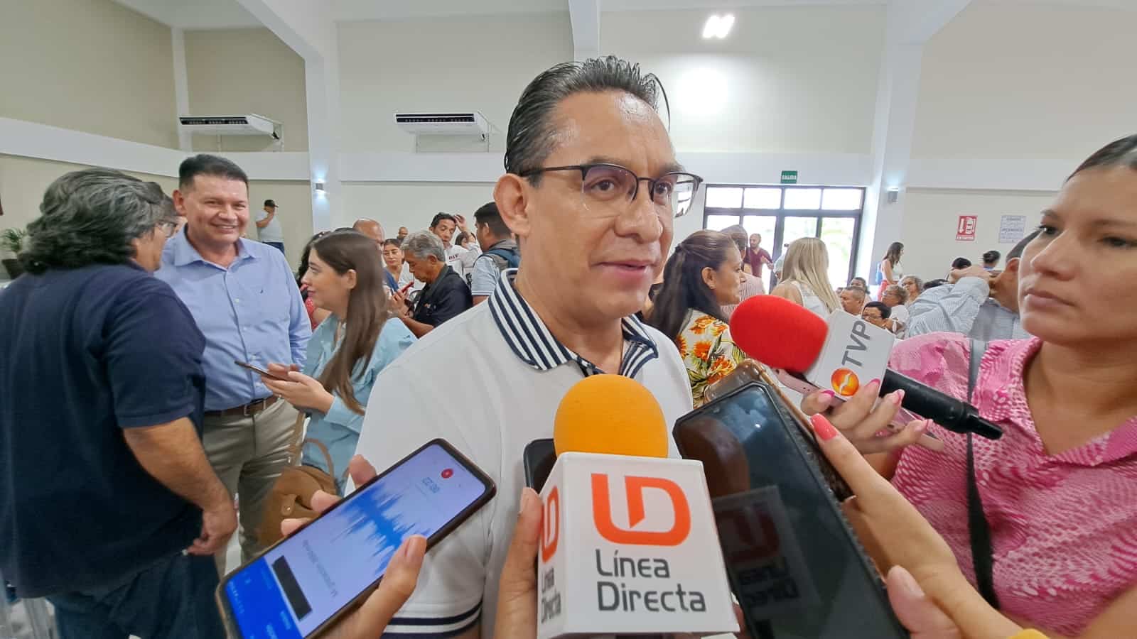 Adrián Benítez Ruiz siendo entrevistado por Línea Directa y medios de comunicación