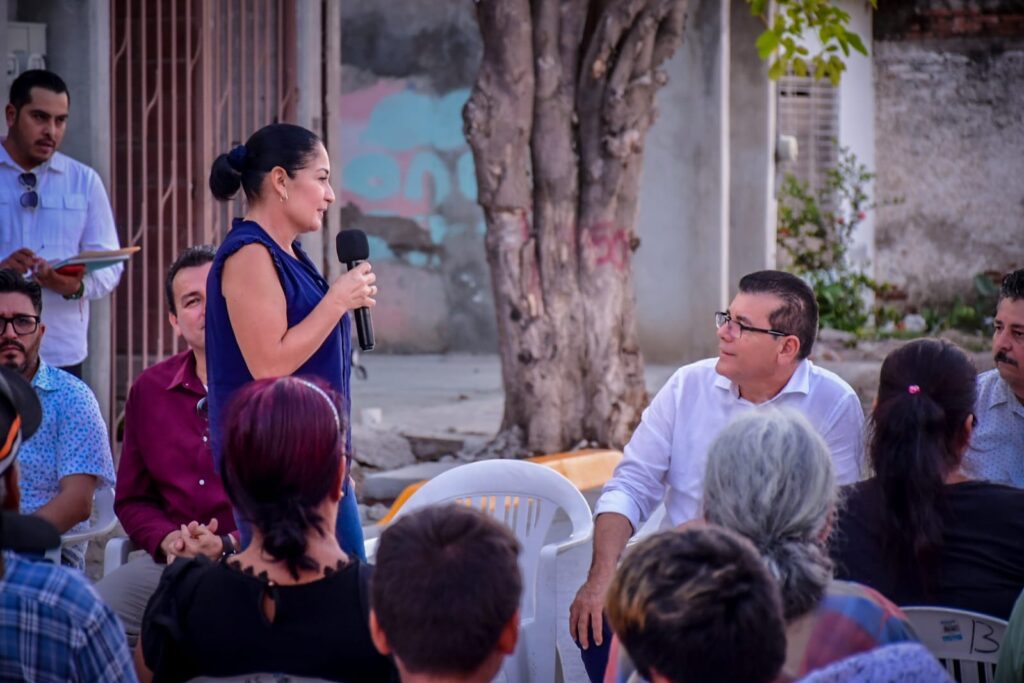 Alcalde de Mazatlán en pavimentación de la calle Tomás Urbnia
