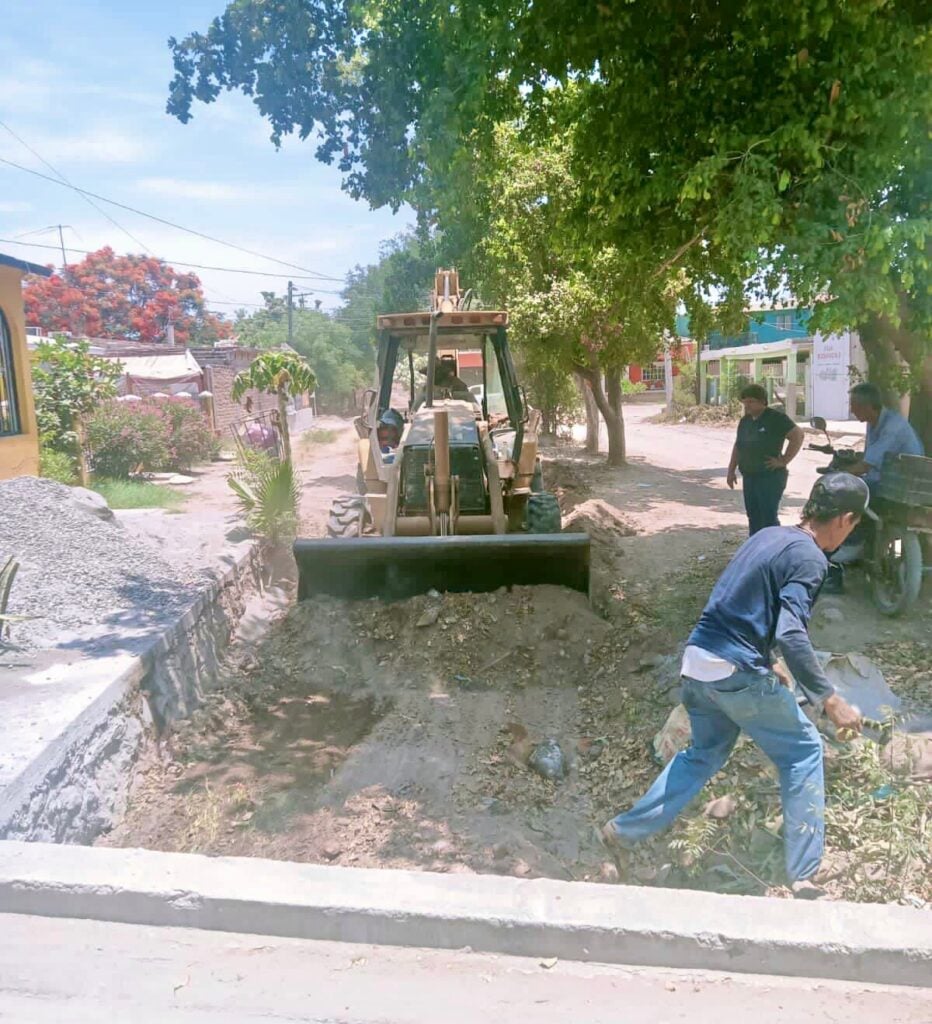 Personal realizando limpieza junto a maquinaria