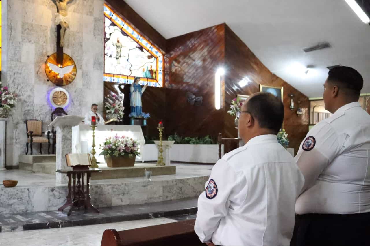Elementos de Bomberos Mazatlán en la iglesia por conmemoración del Día del Bombero