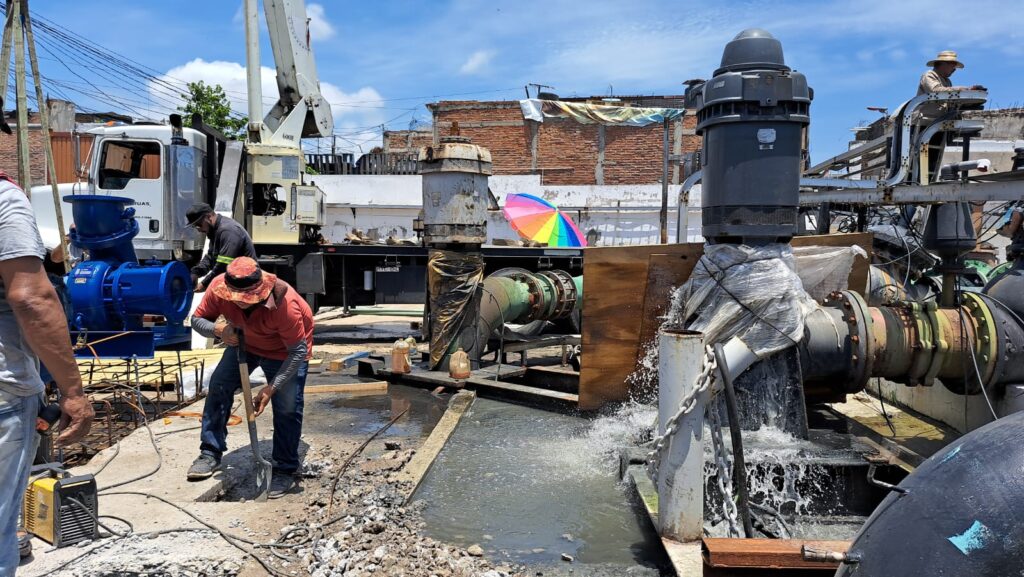 Trabajadores operando en el cambio de equipos del cárcamo 4 norte