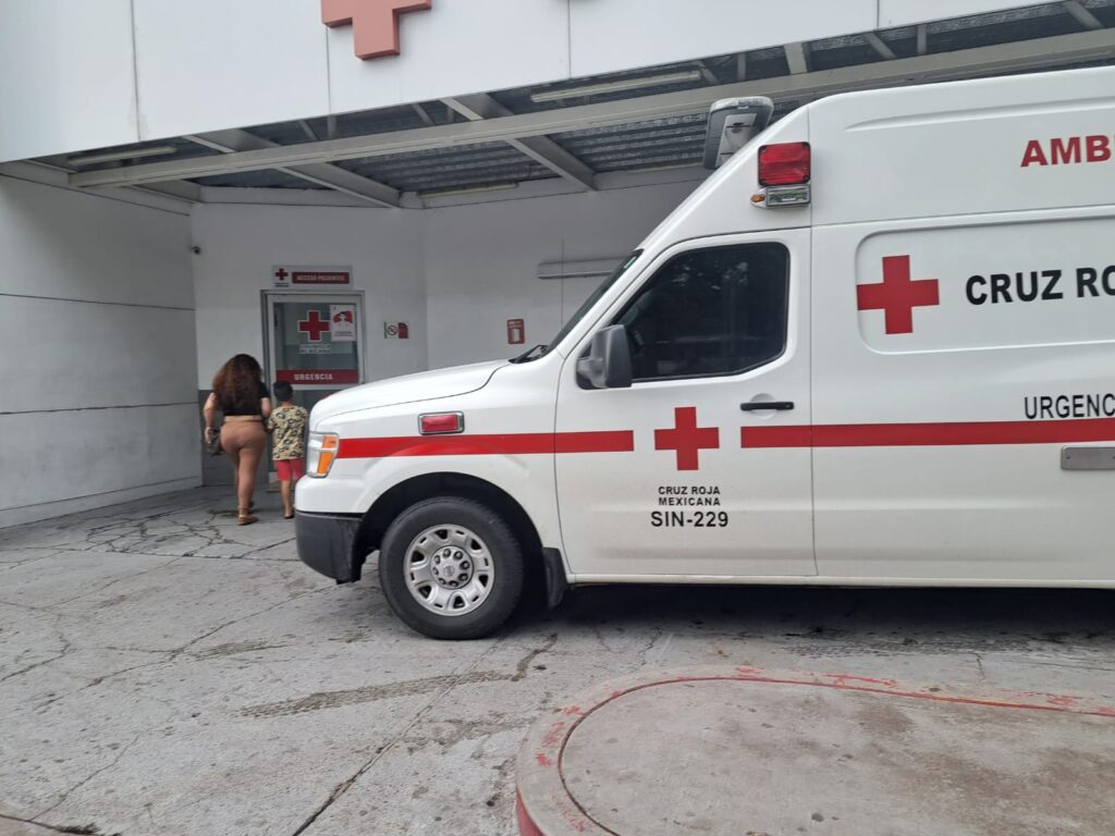 Ambulancia de Cruz Roja a las afueras de la base de Culiacán