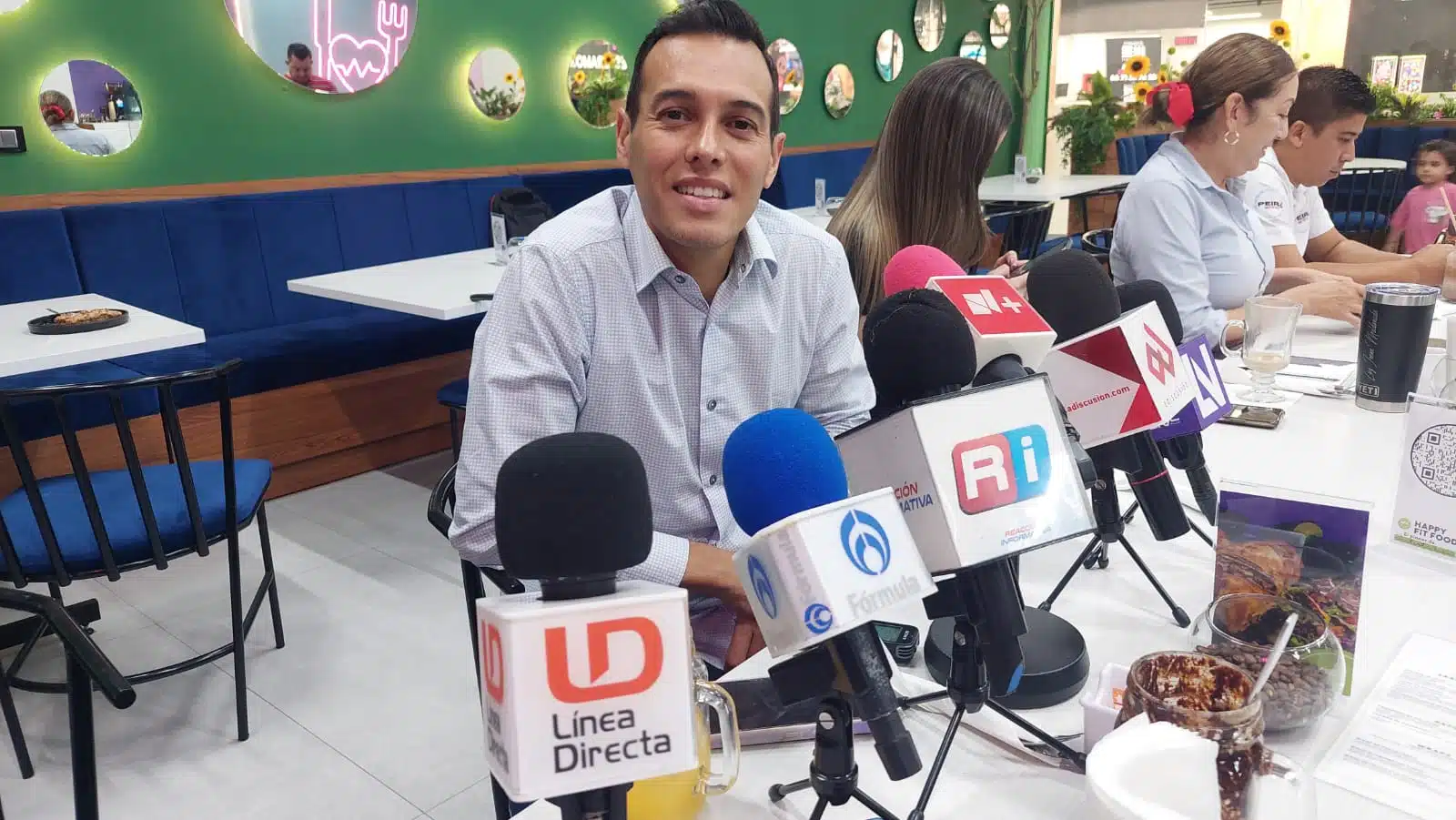 Jesús Alfonso Ibarra Ramos en pequeña rueda de prensa