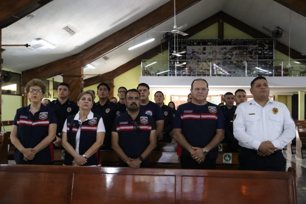 Elementos de Bomberos Mazatlán en la iglesia por conmemoración del Día del Bombero