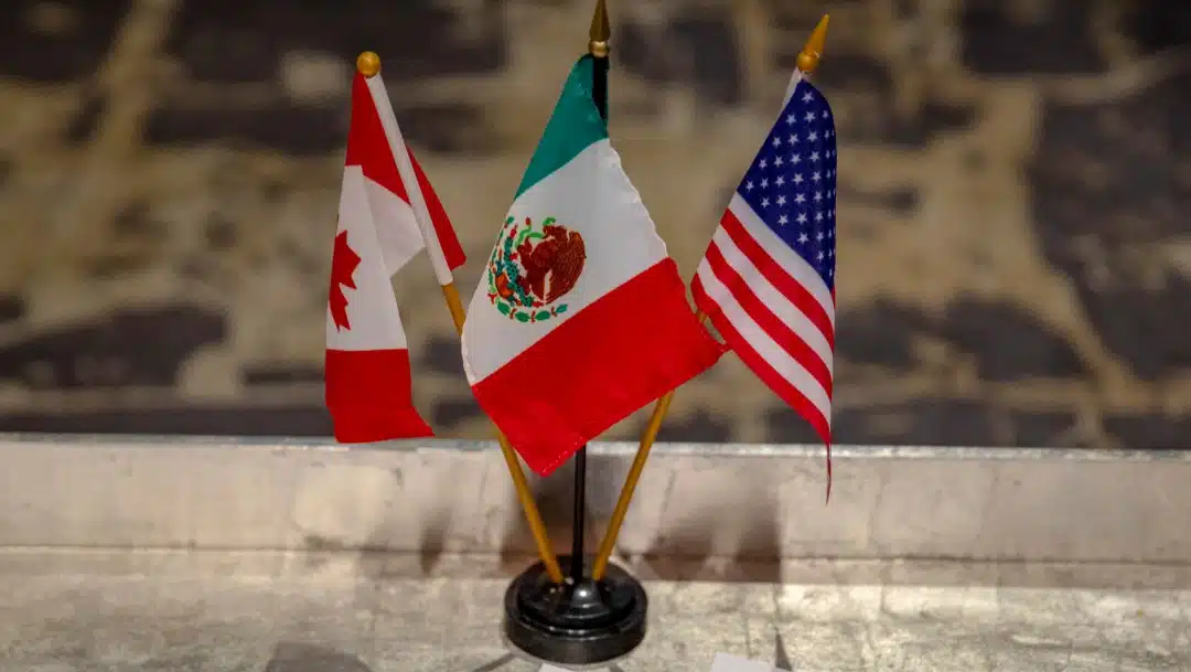 Banderas de México, Estados Unidos y Canadá