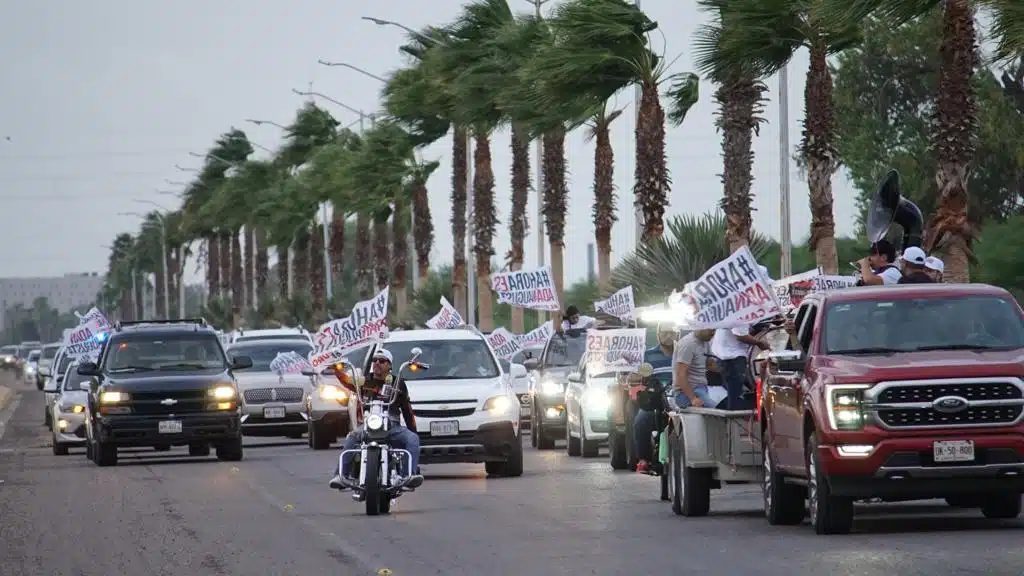 Espectacular caravana vehicular desfila por Los Mochis en apoyo a