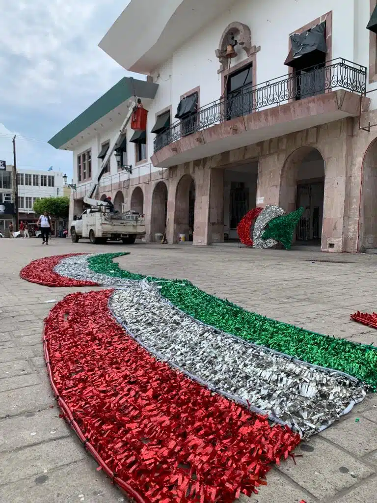 Decoraciones para el 15 de septiembre en el Ayuntamiento de Mazatlán