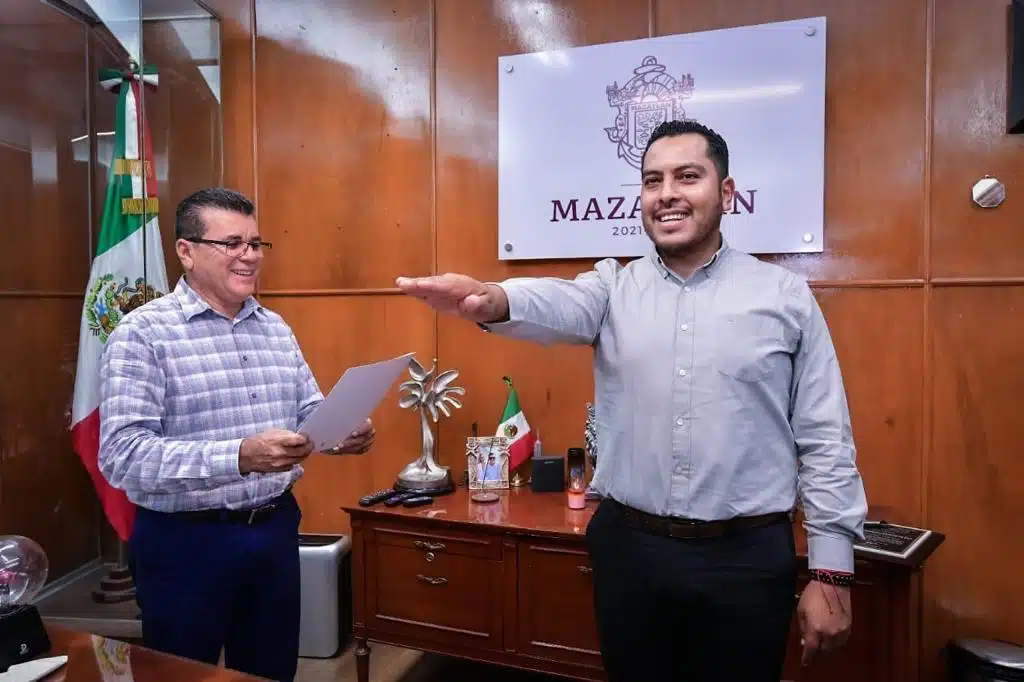 Luis Arnulfo Vargas Montes rindiendo protesta ante el alcalde Édgar González Zataráin como titular de la Secretaría de Presidencia