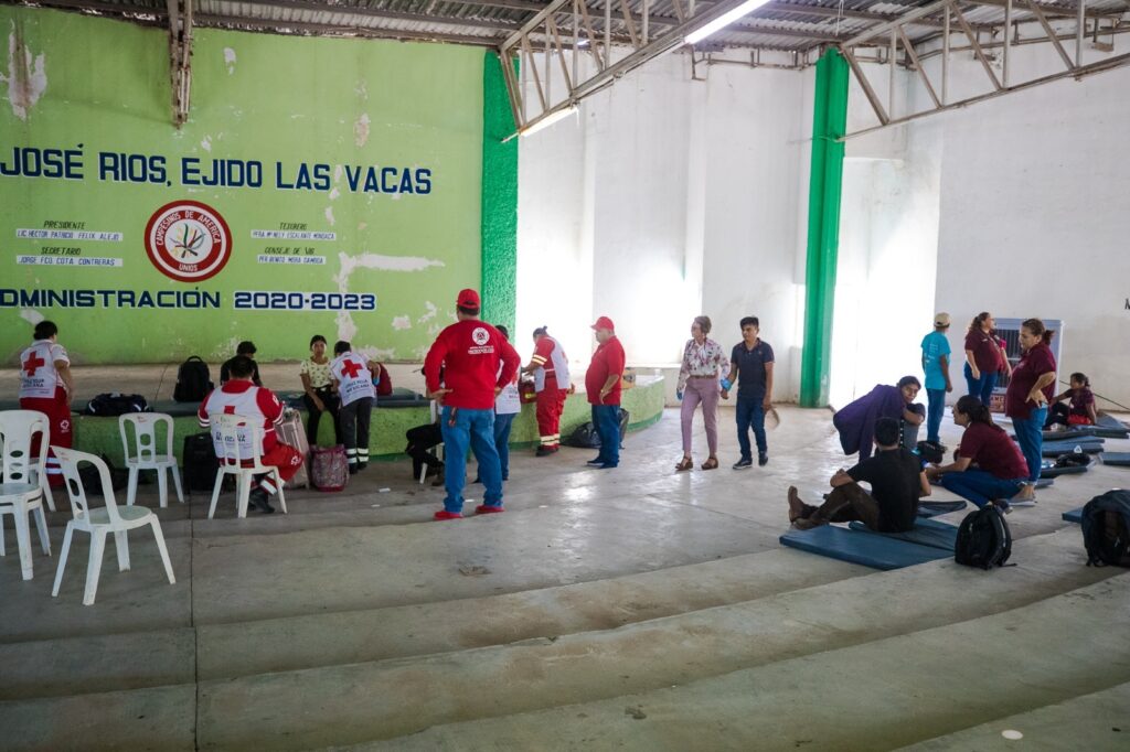 Personal de Cruz Roja y de Dirección de Salud Municipal auxiliando a las personas con lesiones menores