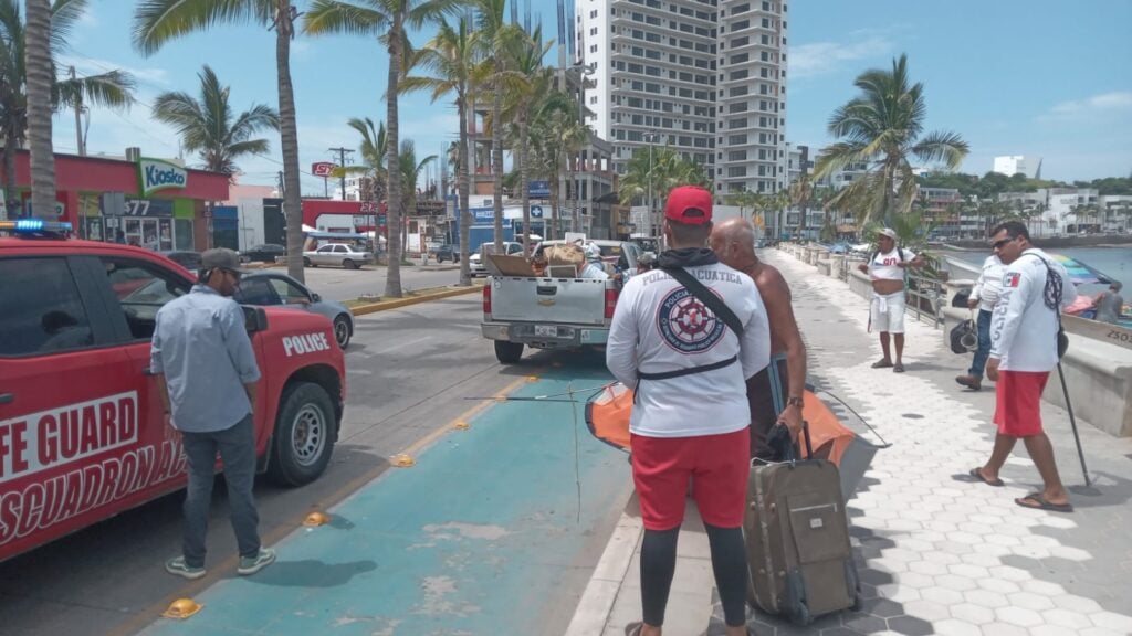 Elementos de la Policía Acuática en el malecón de Mazatlán