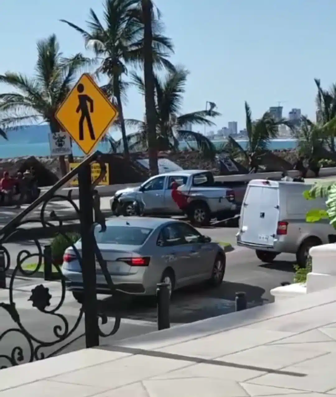 Camioneta tipo Hilux arriba de la banqueta en Mazatlán