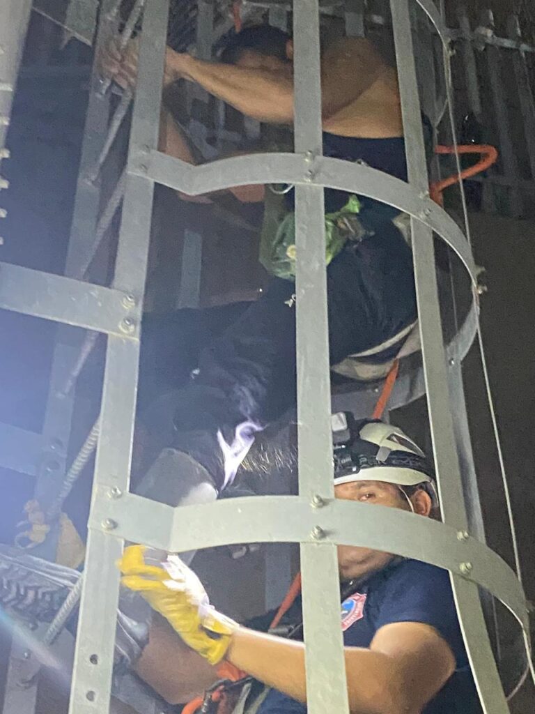 Personal de Bomberos realizando trabajo de rescate