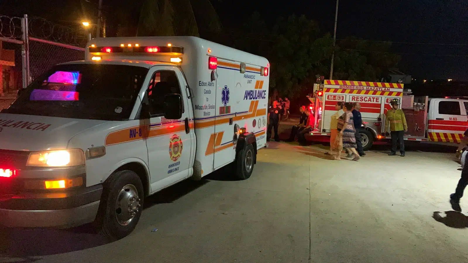 Ambulancia y camión de bomberos a las afueras del lugar donde el trabajador sufrió el golpe de calor