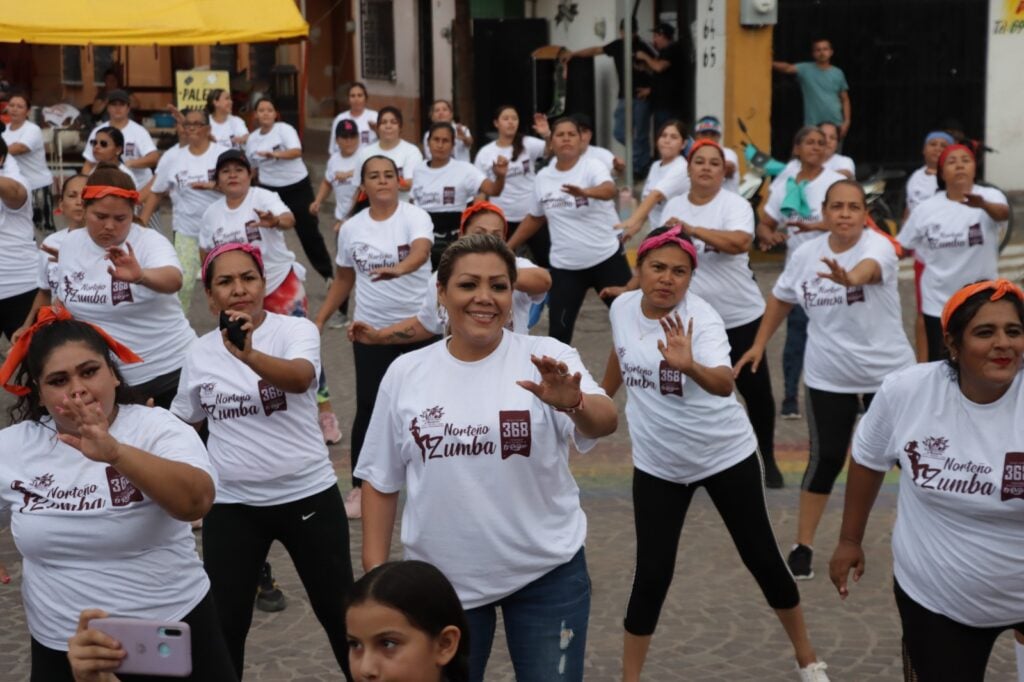 Grupo de mujeres bailando zumba