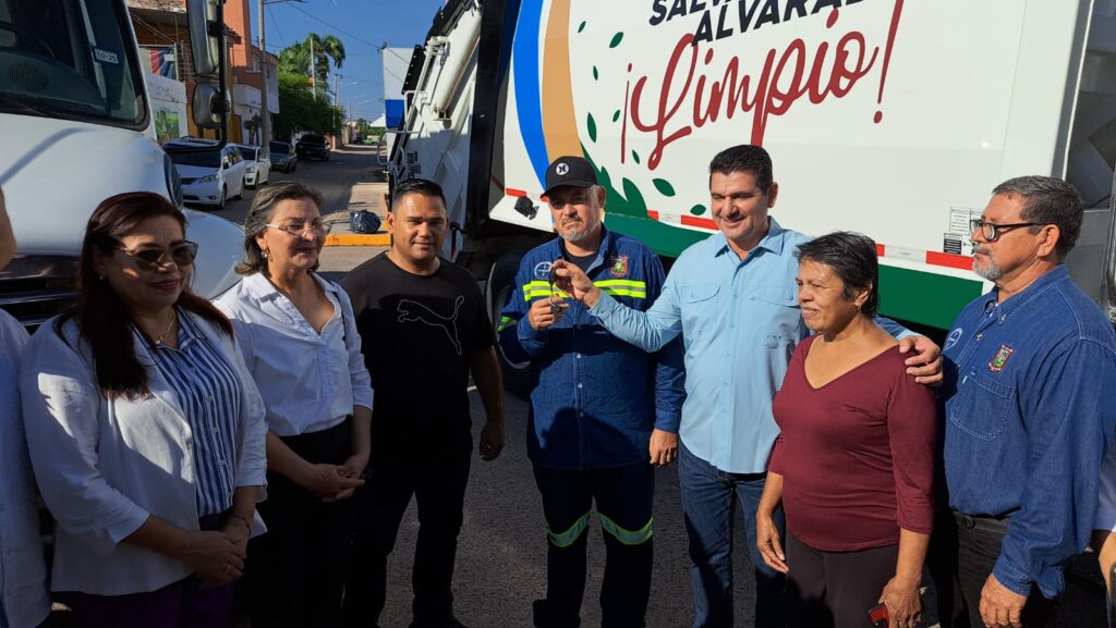 Alcalde de Salvador Alvarado entregando camiones recolectores de basura