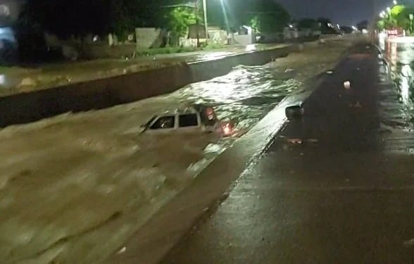 camioneta de Refugio Alberto siendo arrastrado por el agua