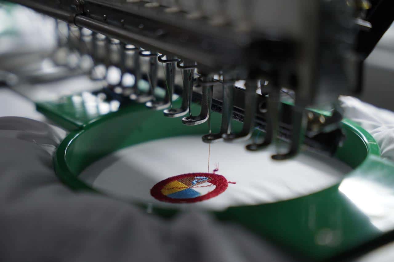 Bordado de logo en uniformes escolares.