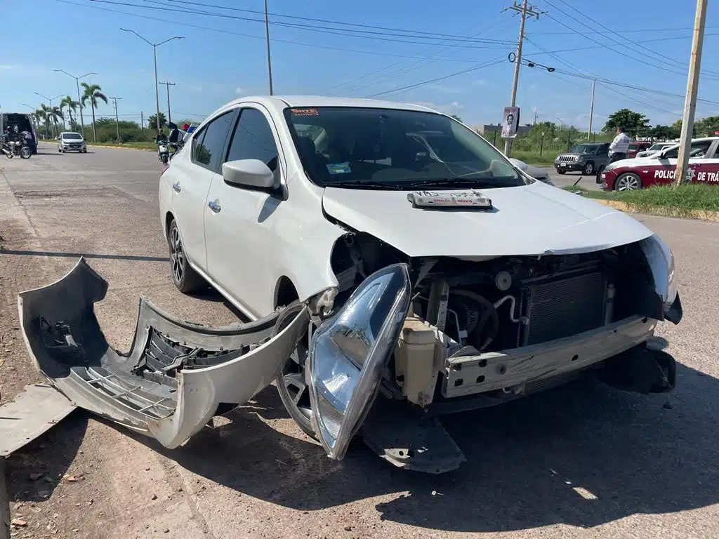 Nissan Versa con la parte delantera arrancada