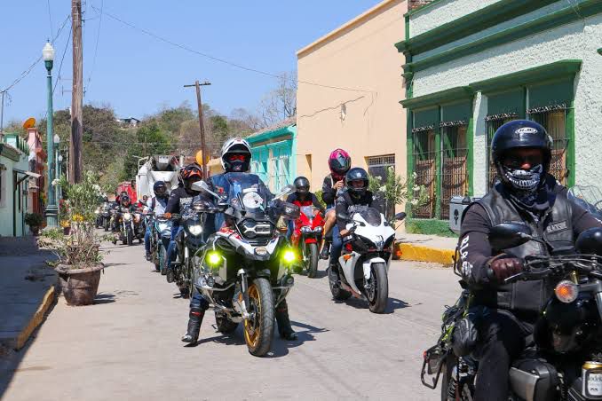 Grupo de motociclistas en caravana
