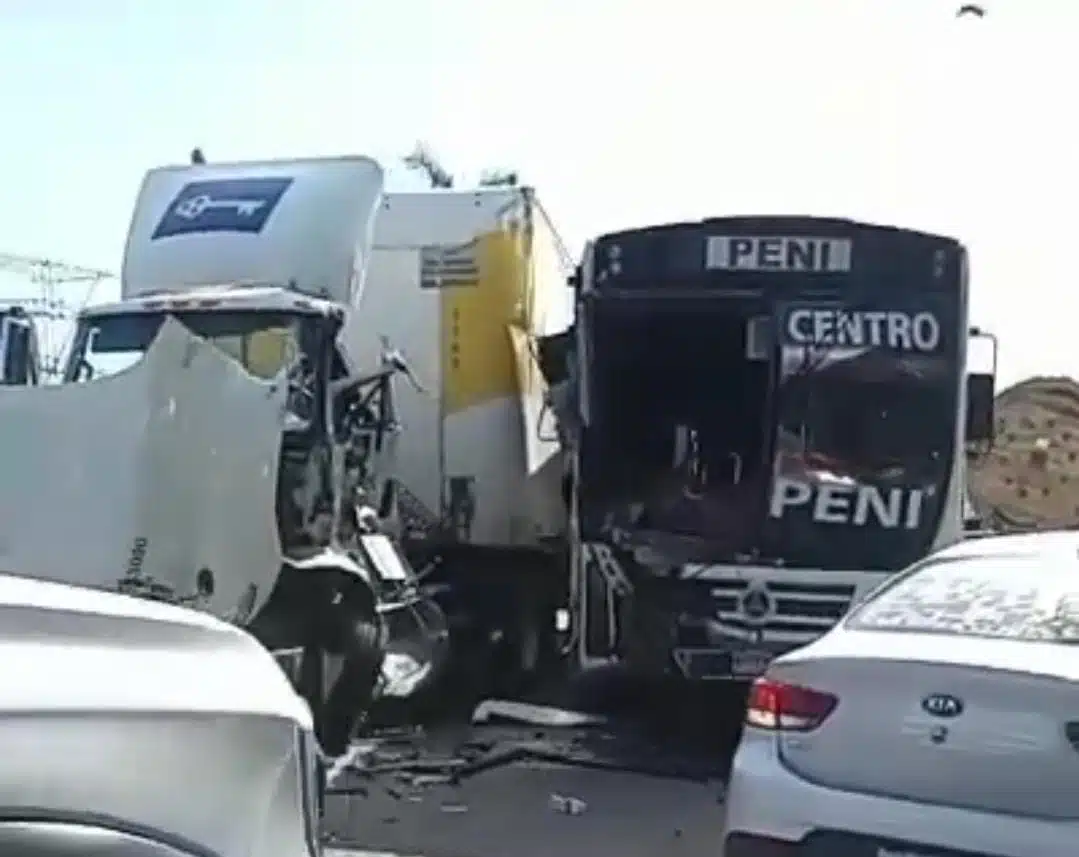 camión y trailer accidentados en carretera