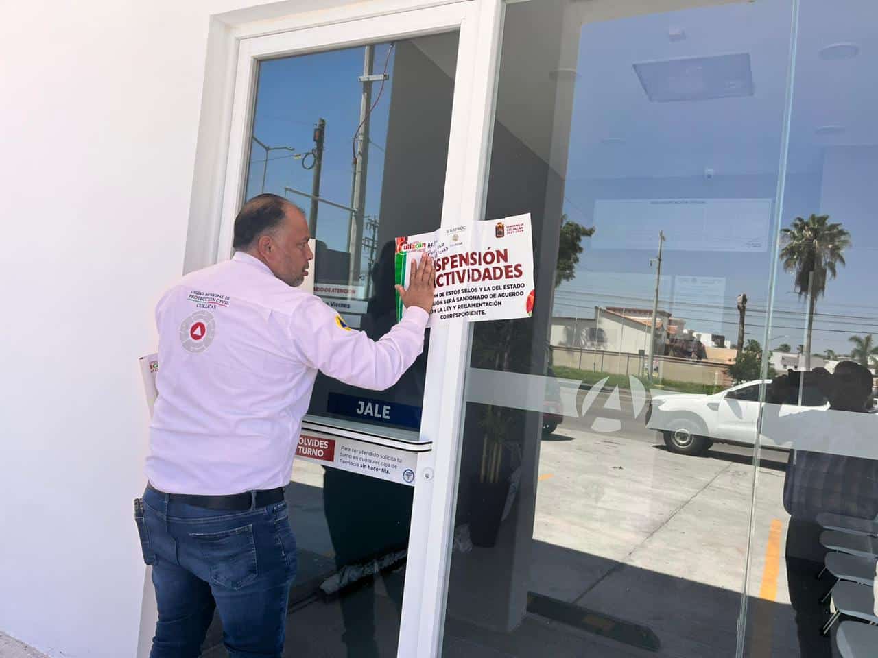 Clausuran farmacia por caída de espectacular