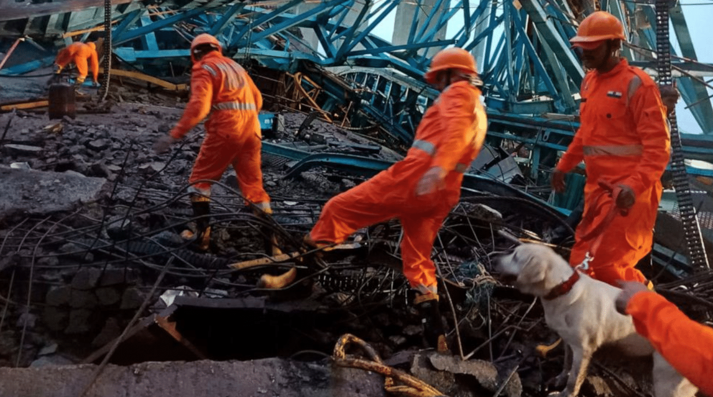 Equipos de rescate en sitio de construcción