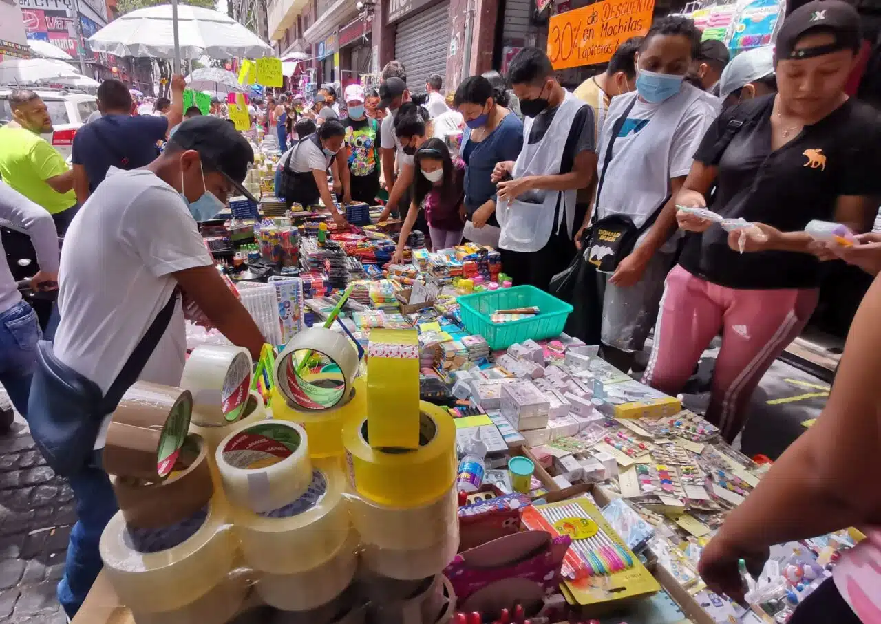 Personas comprando útiles escolares