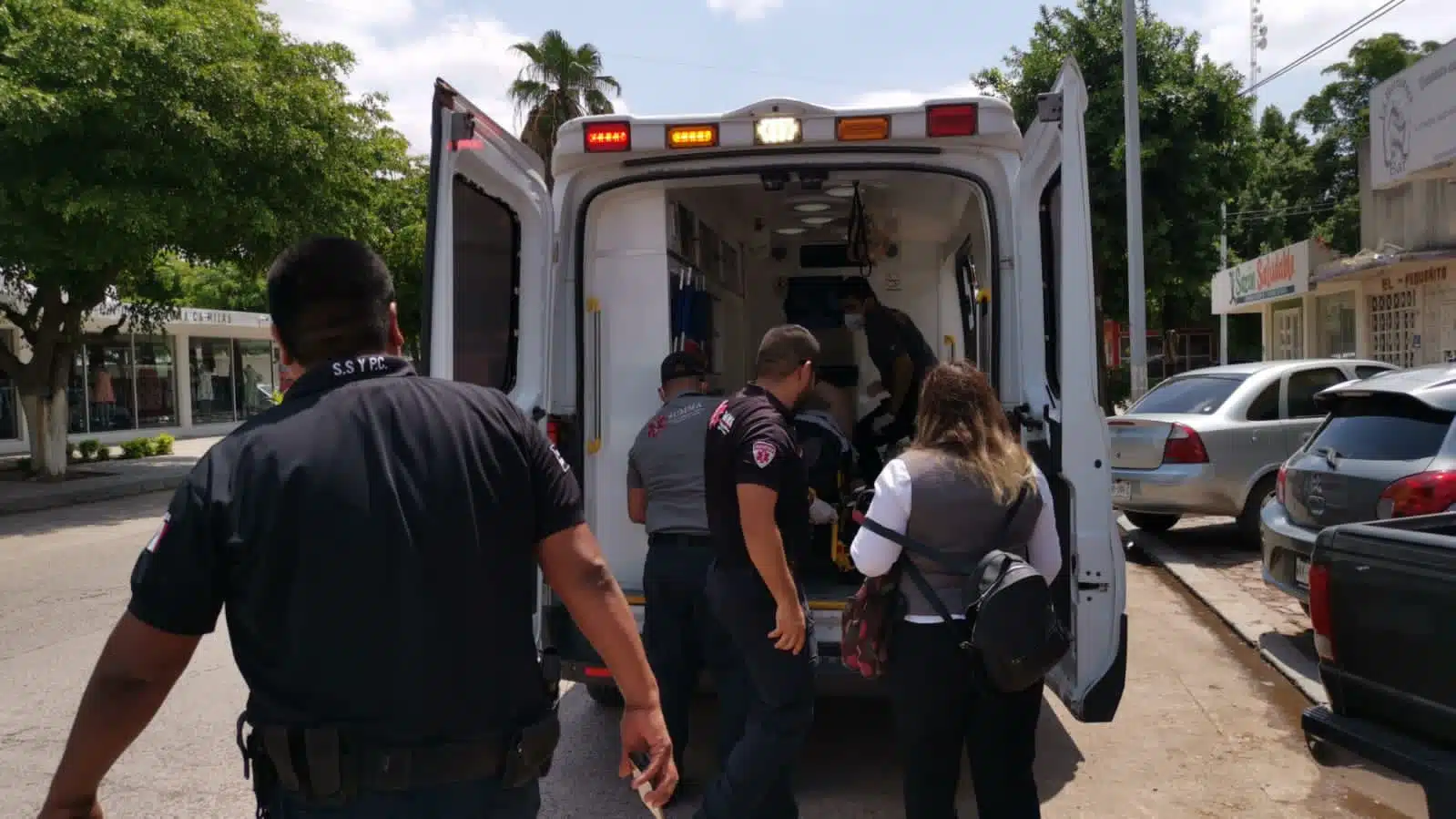 Paramédicos de Cruz Roja atendiendo a mujer