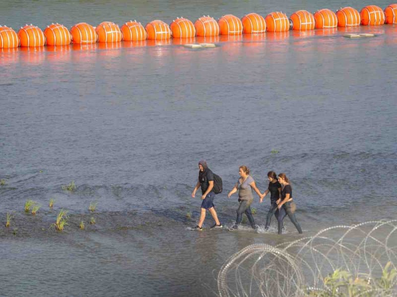 Hallan cuerpo en boyas antimigrantes