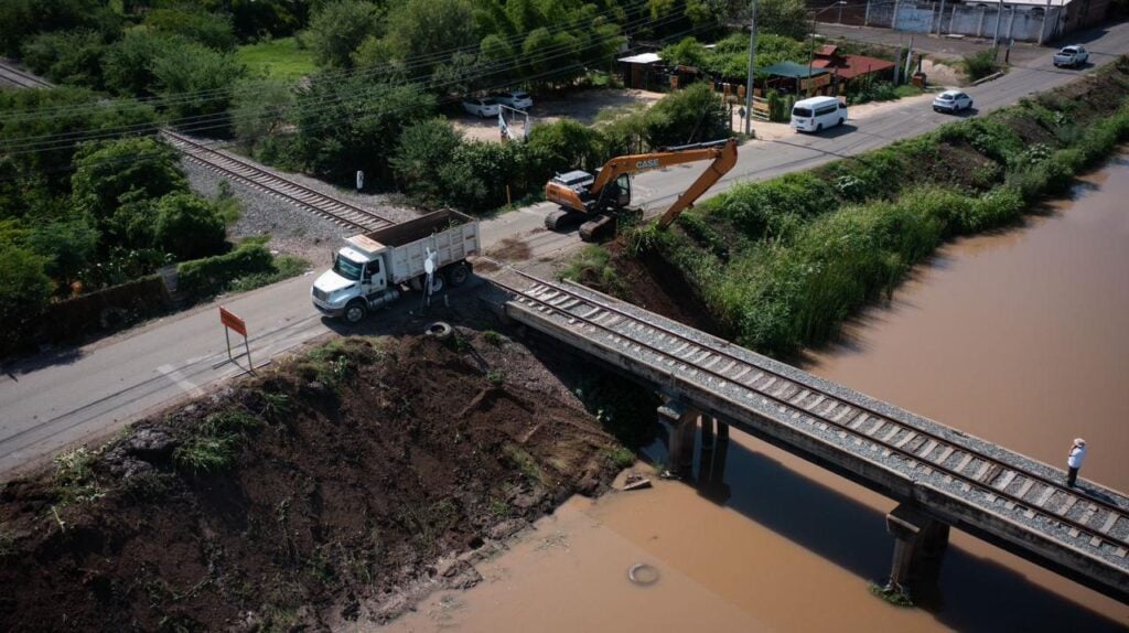 Secretaría de Obras y Servicios Públicos, continua con limpieza de canales y arroyos en Culiacán.