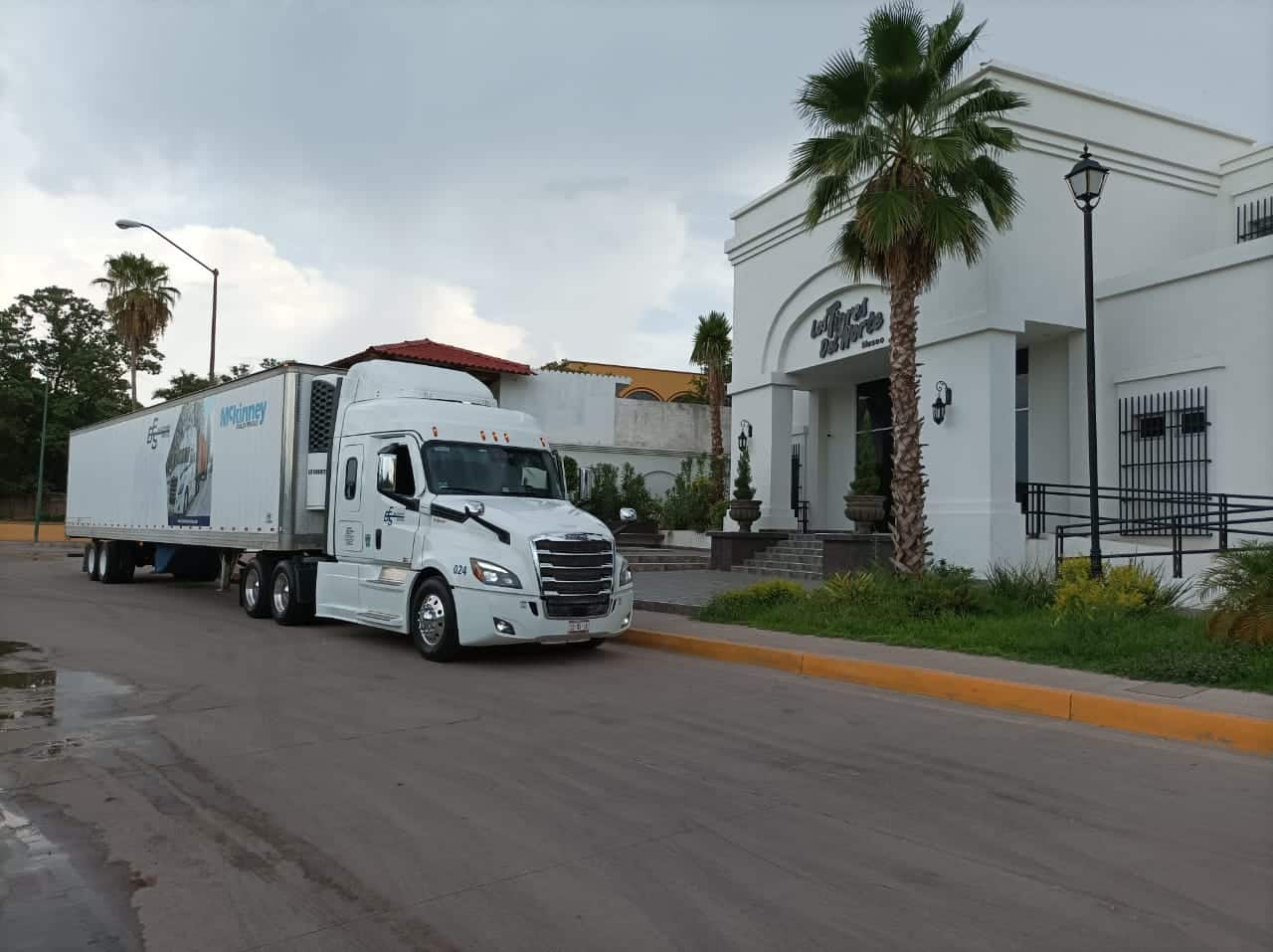 Camión de carga a las afueras del museo de los Tigres del Norte