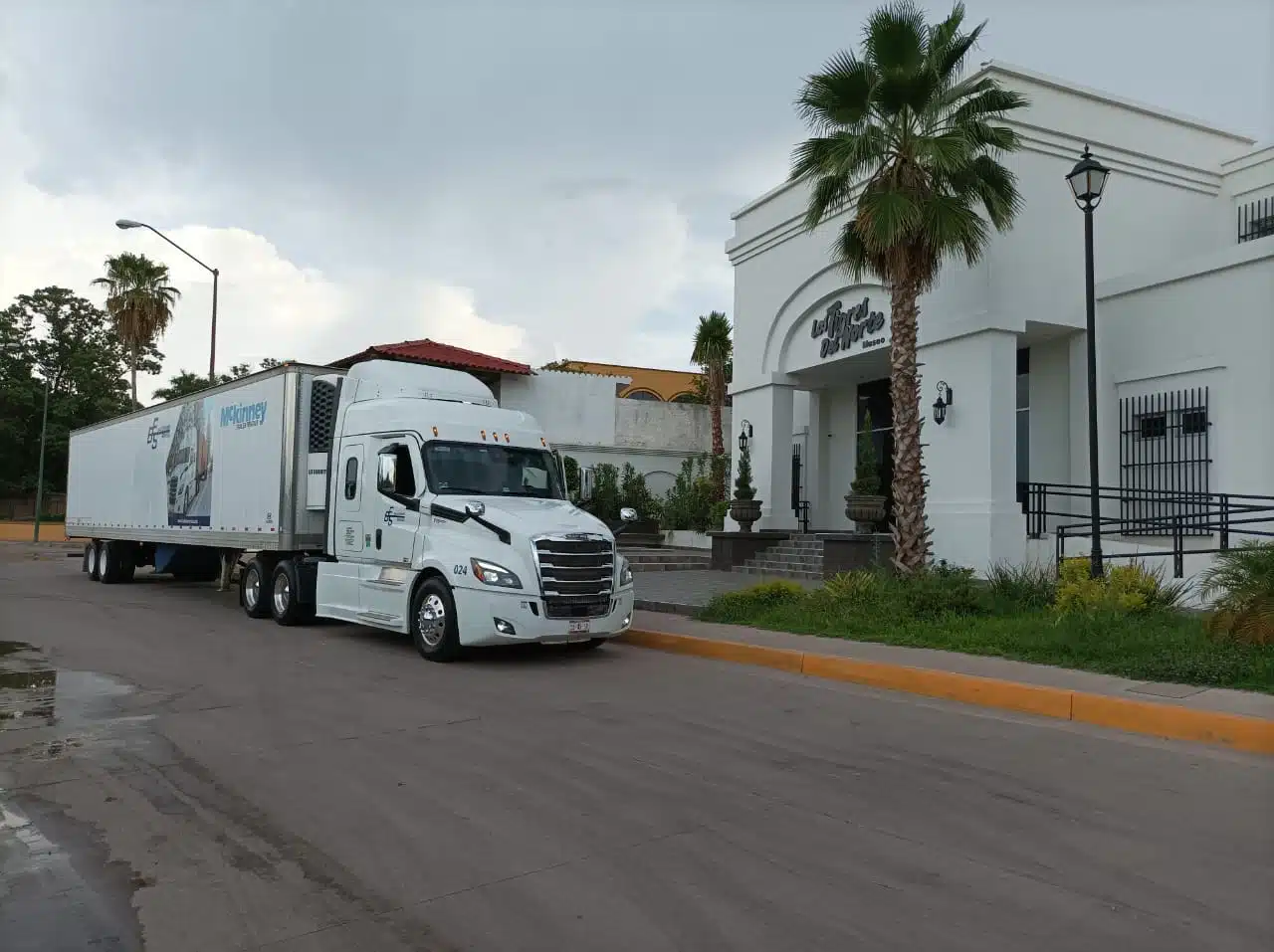 Camión de carga a las afueras del museo de los Tigres del Norte
