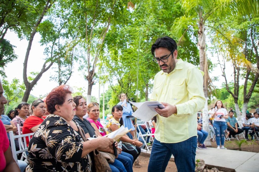 Acalde de Culiacán escuchando e interactuando con vecinos de la sindicatura de Tepuche