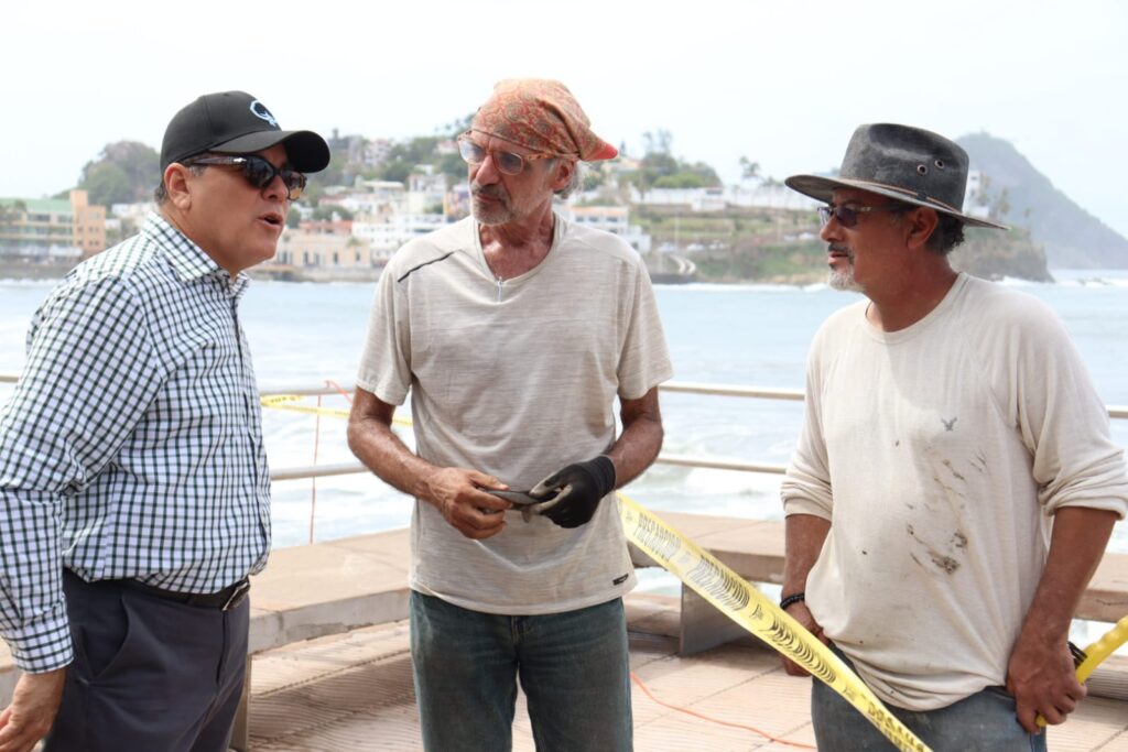 Supervisión del alcalde en los trabajos de mantenimiento y conservación de monumentos ubicados en el malecón de Mazatlán