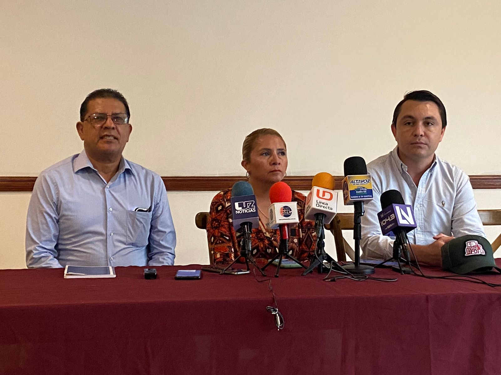 Claudistas en rueda de prensa