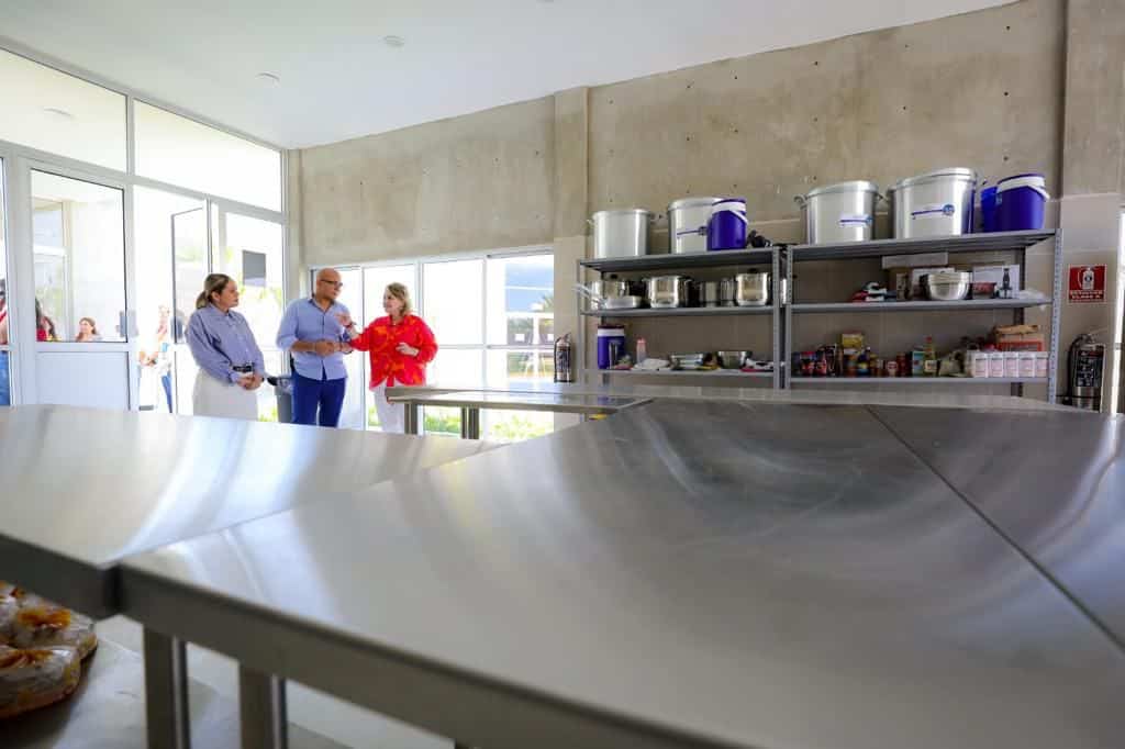 Eneyda Rocha en la cocina del Centro de Asistencia Social para Migrantes de DIF Sinaloa