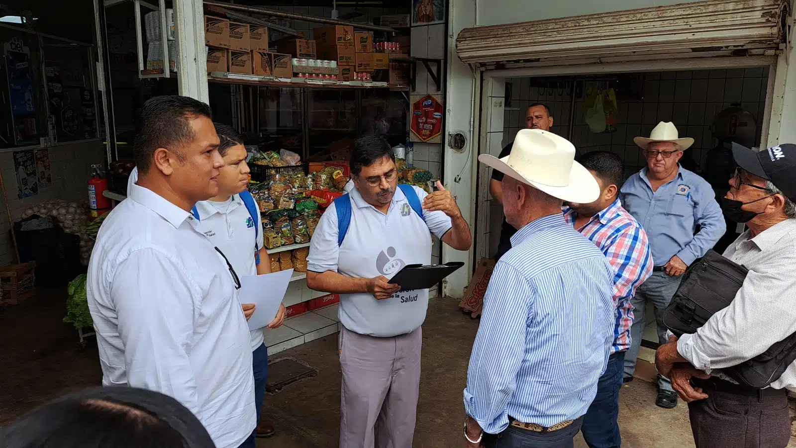 Personal de la Jurisdicción Sanitaria 03 en el Mercado Municipal de Angostura