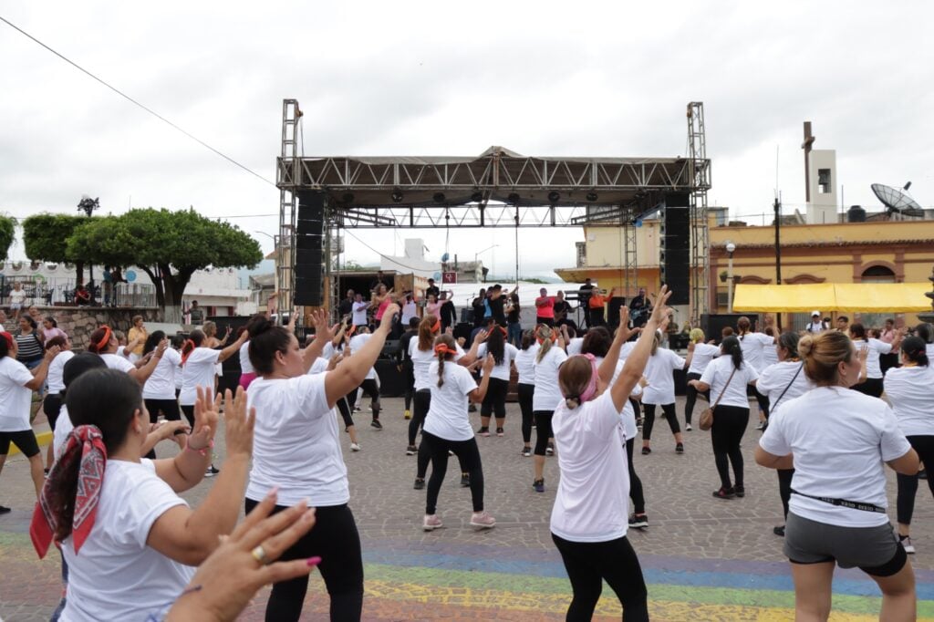 Grupo de mujeres bailando zumba