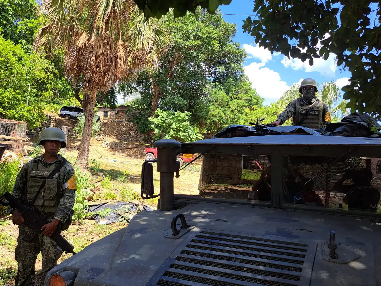 Elementos del Ejército instalados a las afueras de la vivienda donde se encontró a Mario Calabazas