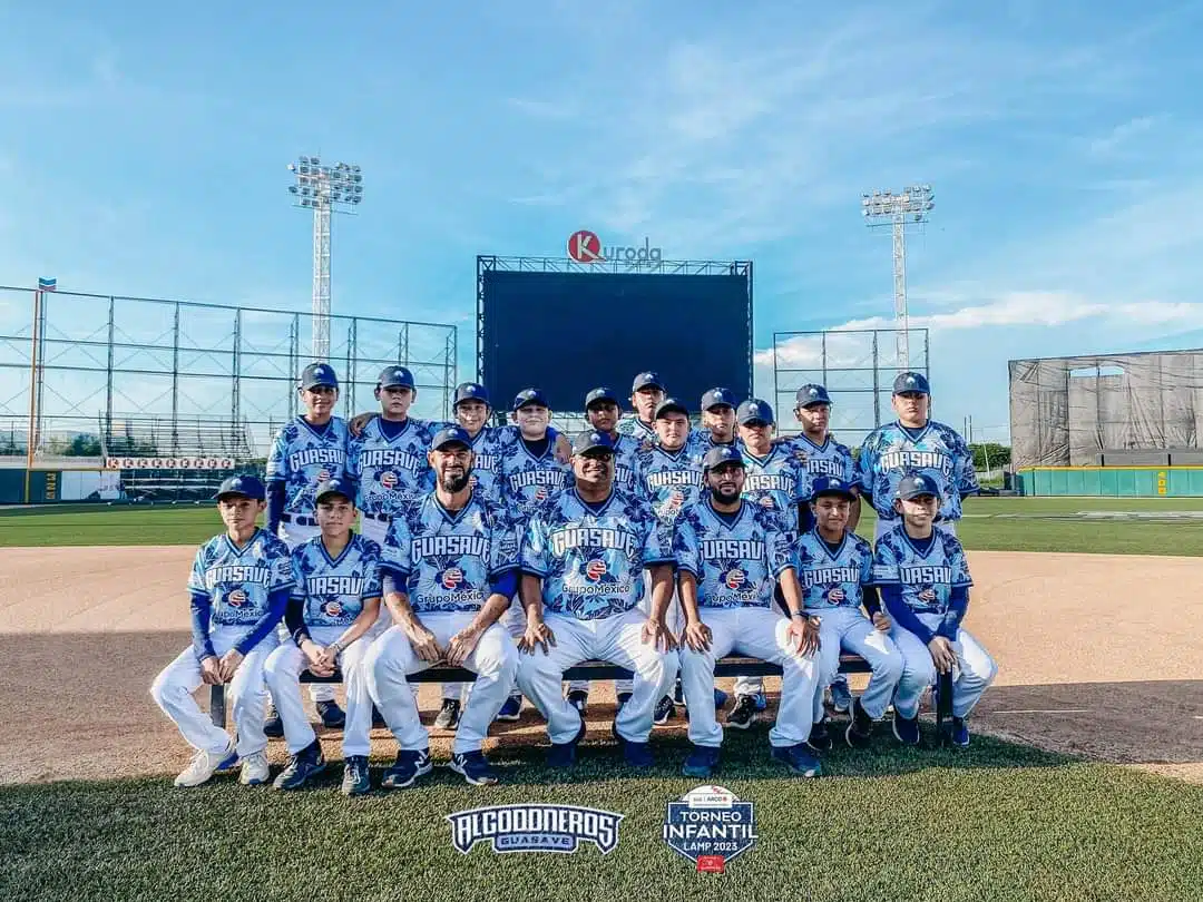 Peloteros y cuerpo técnico posando para la foto oficial del equipo sobre el terreno de juego del Kuroda Park