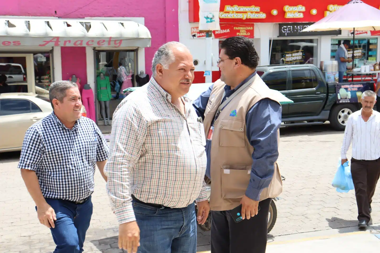 Alcalde Rolando Mercado Araujo en el mercado municipal de Sinaloa de Leyva