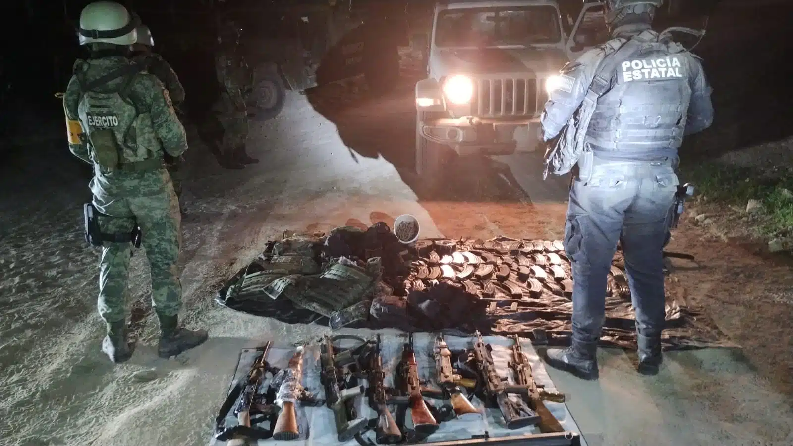 Agentes del Ejército y Policía junto al armamento y artefactos asegurados