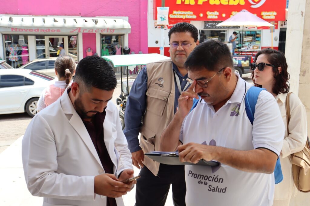 alcalde Rolando Mercado Araujo y Eduardo Chávez en el mercado municipal de Sinaloa de Leyva