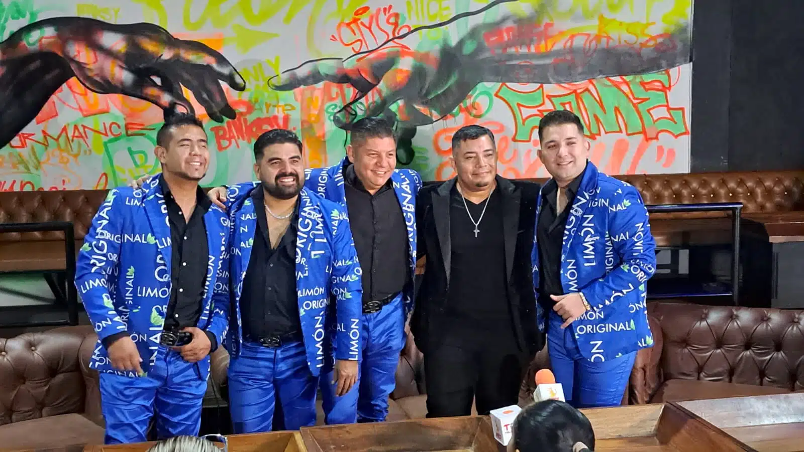 La Original Banda El Limón junto a Israel Valdez posando durante la rueda de prensa en Mazatlán