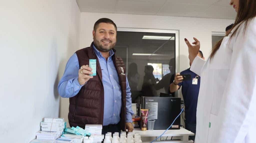 Funcionario con abasto de medicamentos