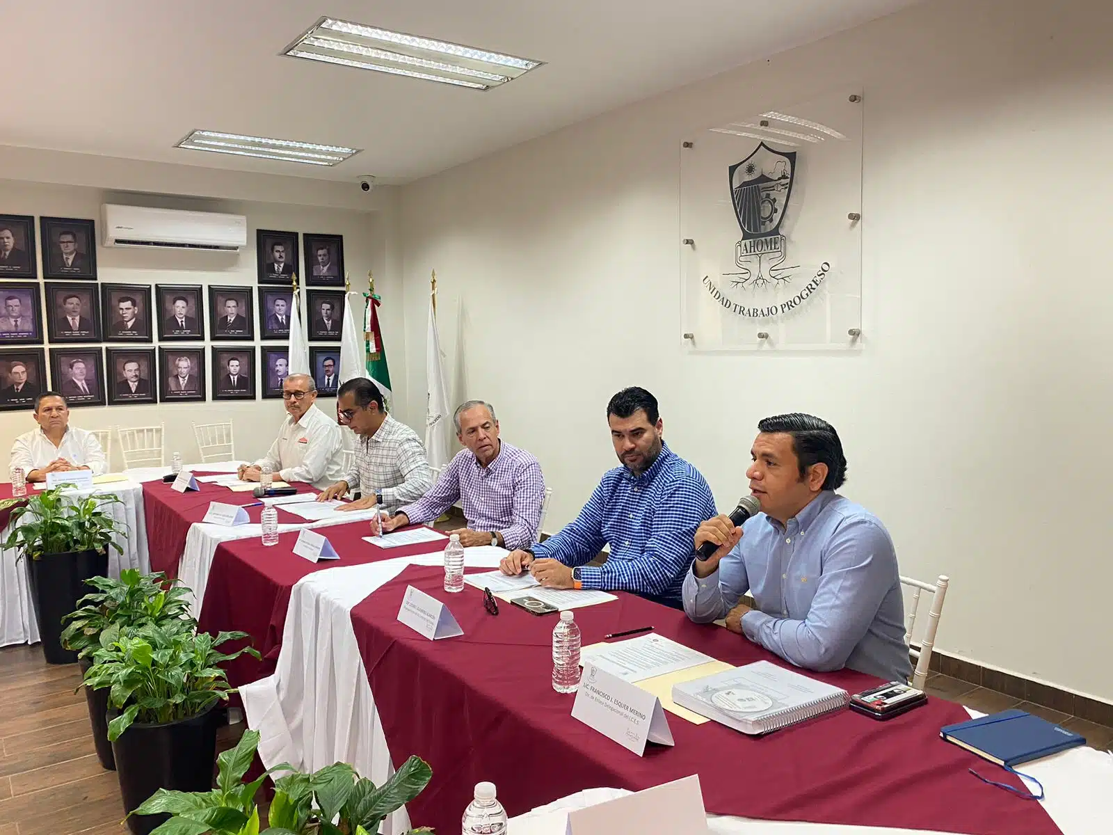 Alcalde y funcionarios durante la Junta Municipal de Catastro