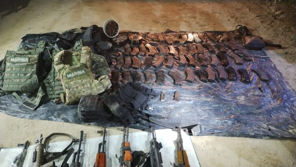 Chalecos, cartuchos y armas que fueron asegurados en la detención