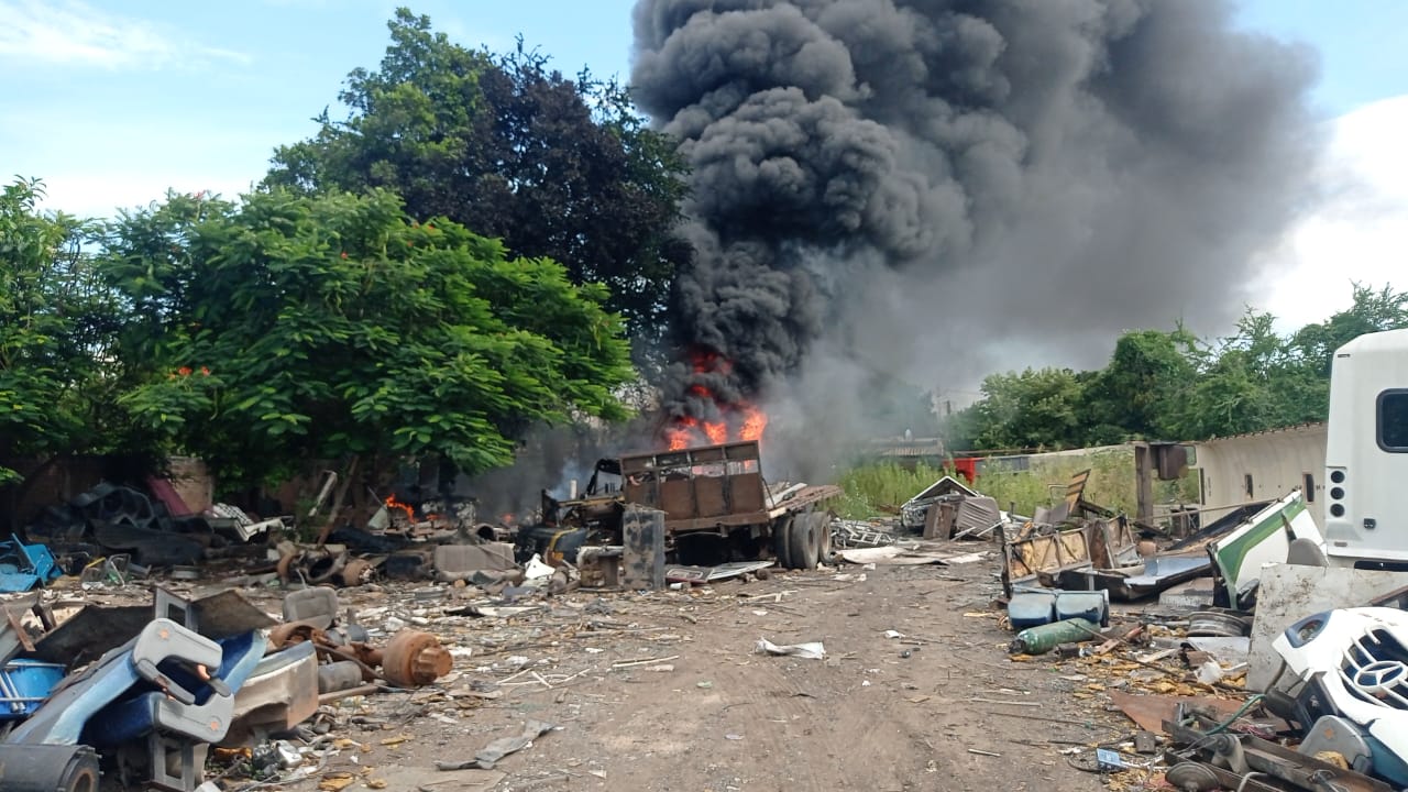 Humo expandiéndose por incendio de tractocamión
