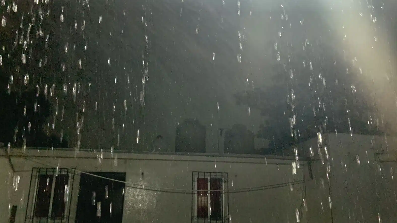 Gotas de lluvia cayendo por la noche en Culiacán